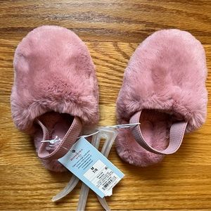 Cat & Jack pink fuzzy toddler slippers size 7/8